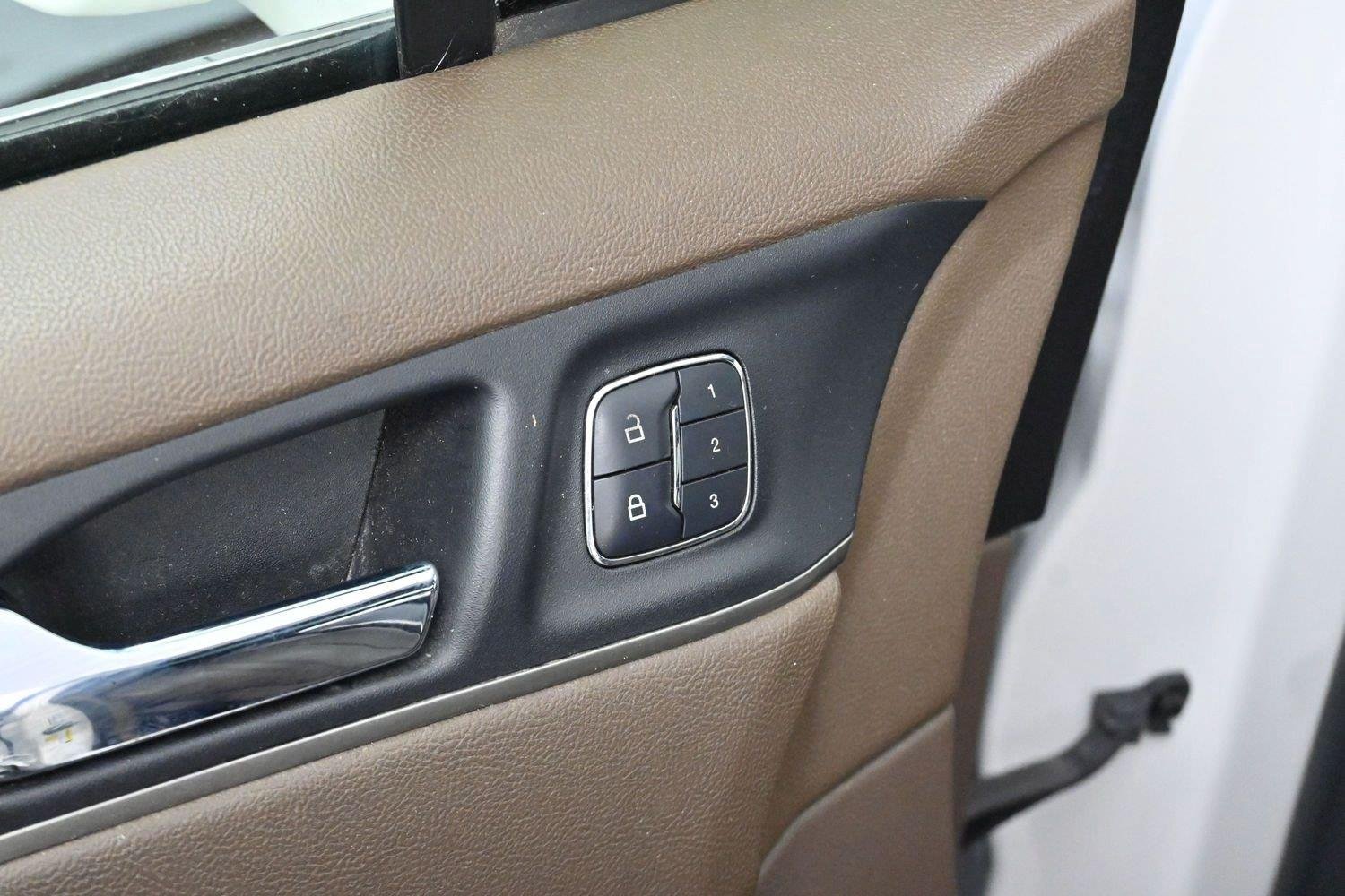 Used 2015 White Platinum Metallic Tri-Coat Lincoln FWD 4dr image 10