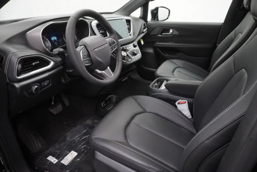 New 2027 Diamond Black Crystal Pearl-Coat Exterior Paint Chrysler Select image 16