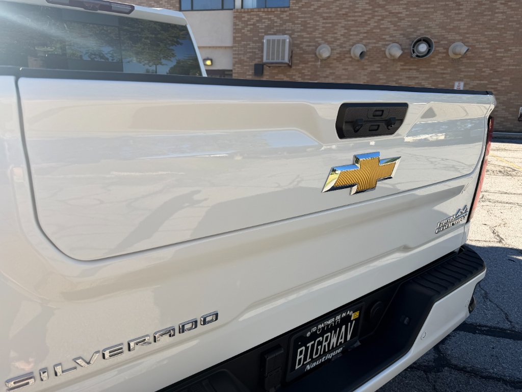 Used 2026 Summit White Chevrolet High Country image 12