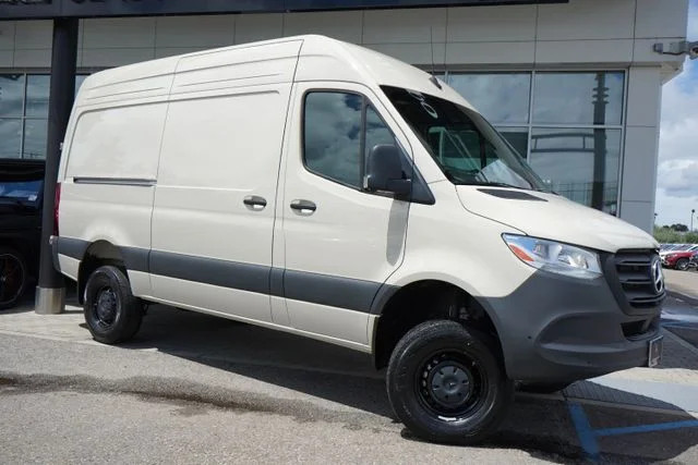 2025 Mercedes-Benz Sprinter 2500 144 WB HO Standard Roof 4x4's photo