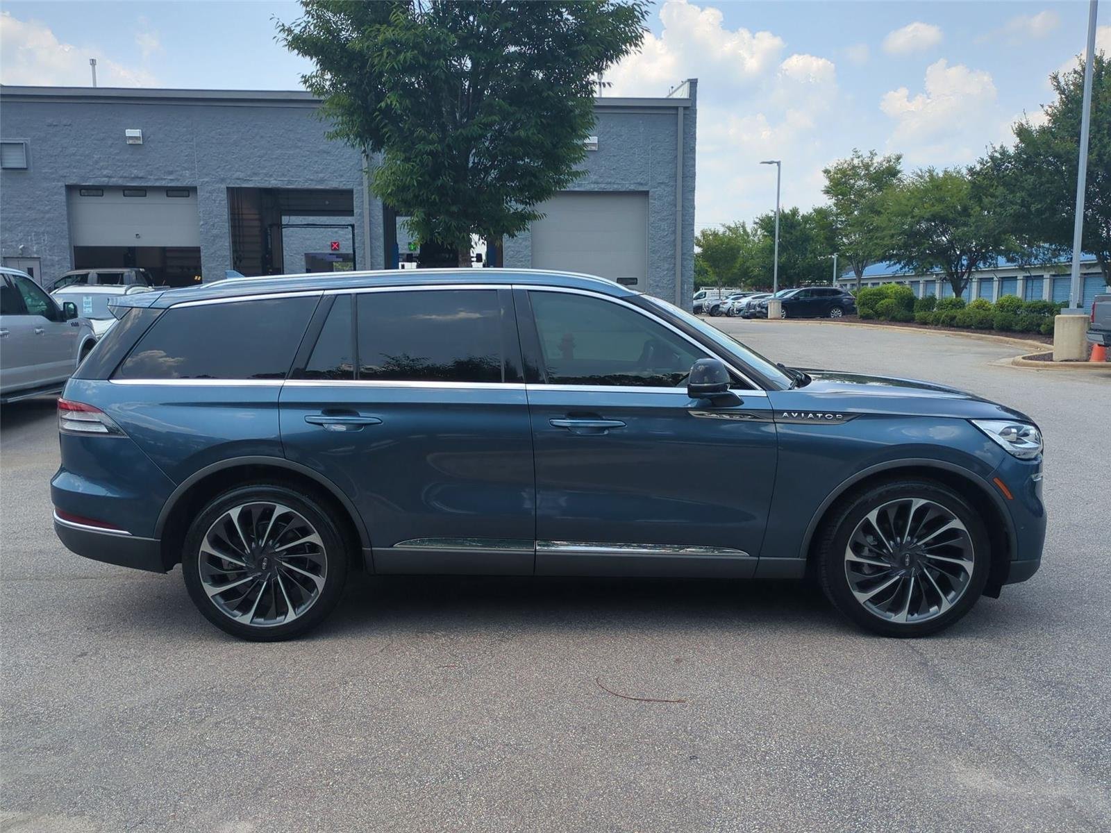 Used 2020 Blue Diamond Metallic Lincoln Reserve image 6