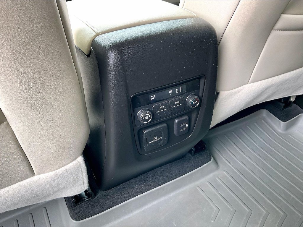 Used 2023 Summit White Buick Essence image 27