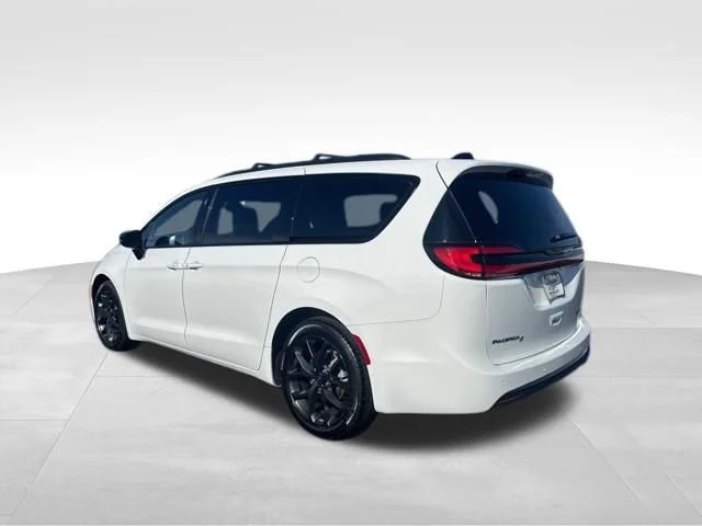 Used 2025 White Chrysler Limited image 3