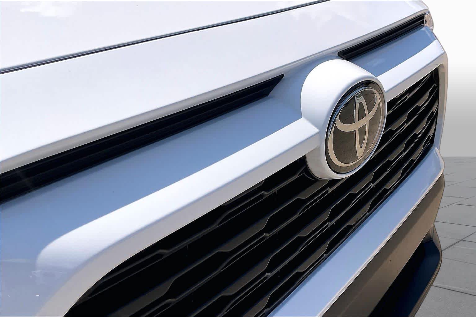 Used 2025 Ice Cap Toyota XLE image 30