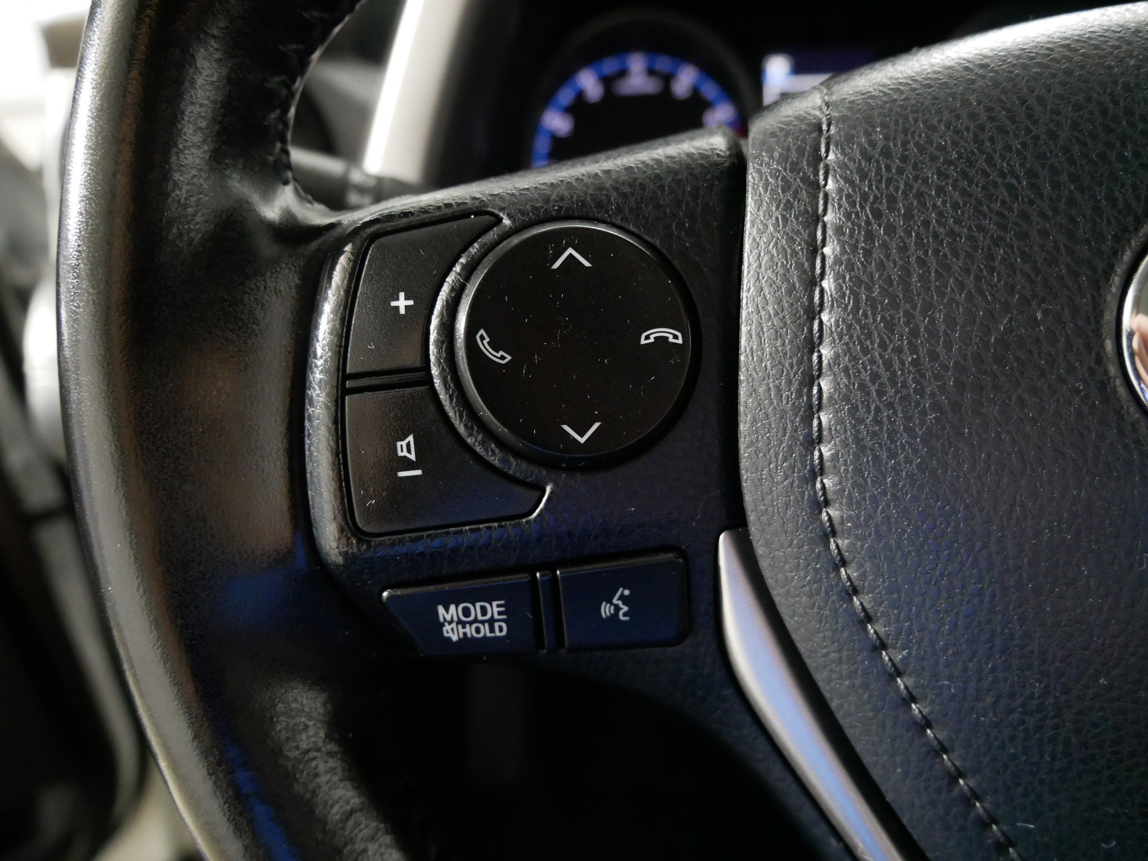 Used 2018 Super White Toyota XLE image 27