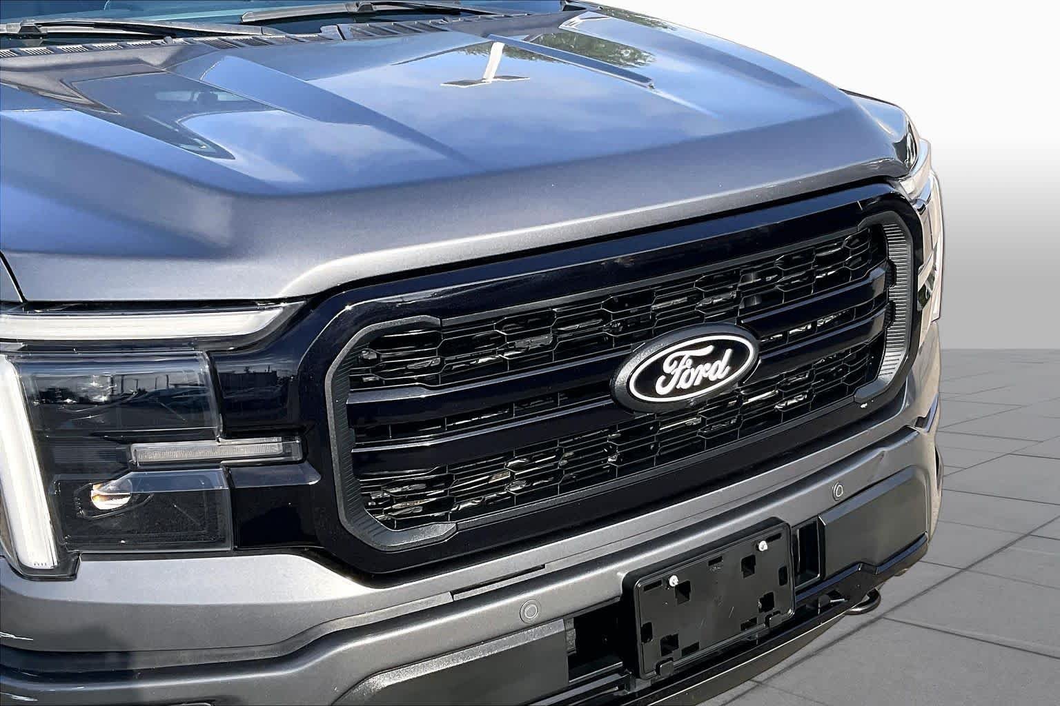 Used 2025 Carbonized Gray Metallic Ford LARIAT image 26