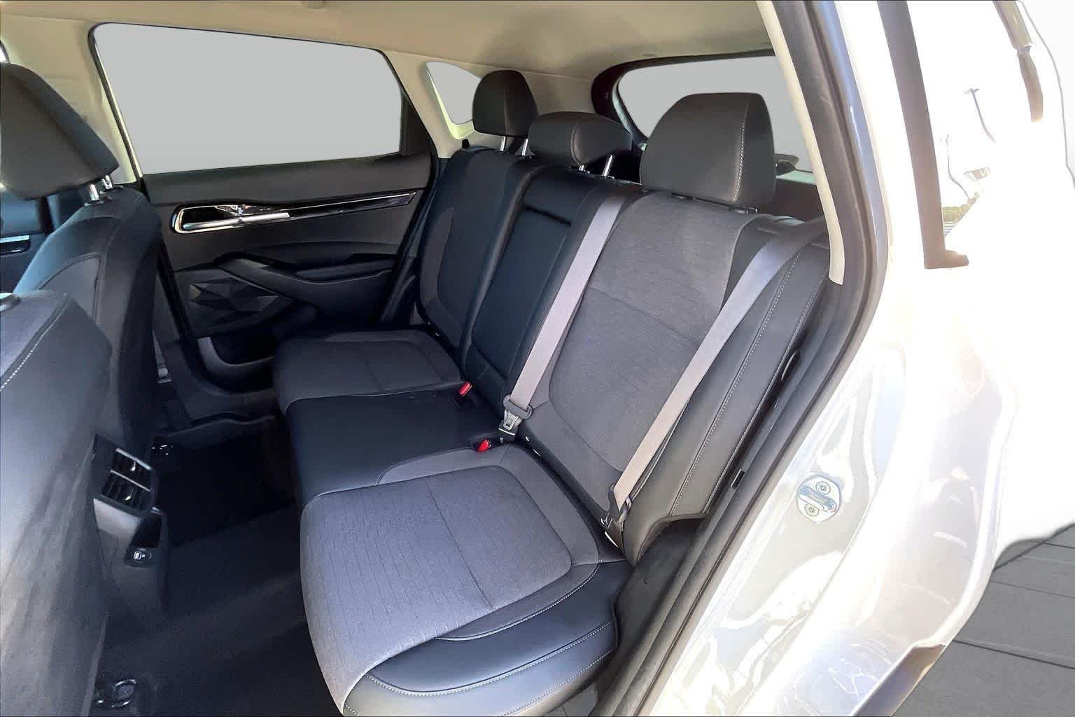 Used 2022 Clear White/Black Roof Kia S image 20