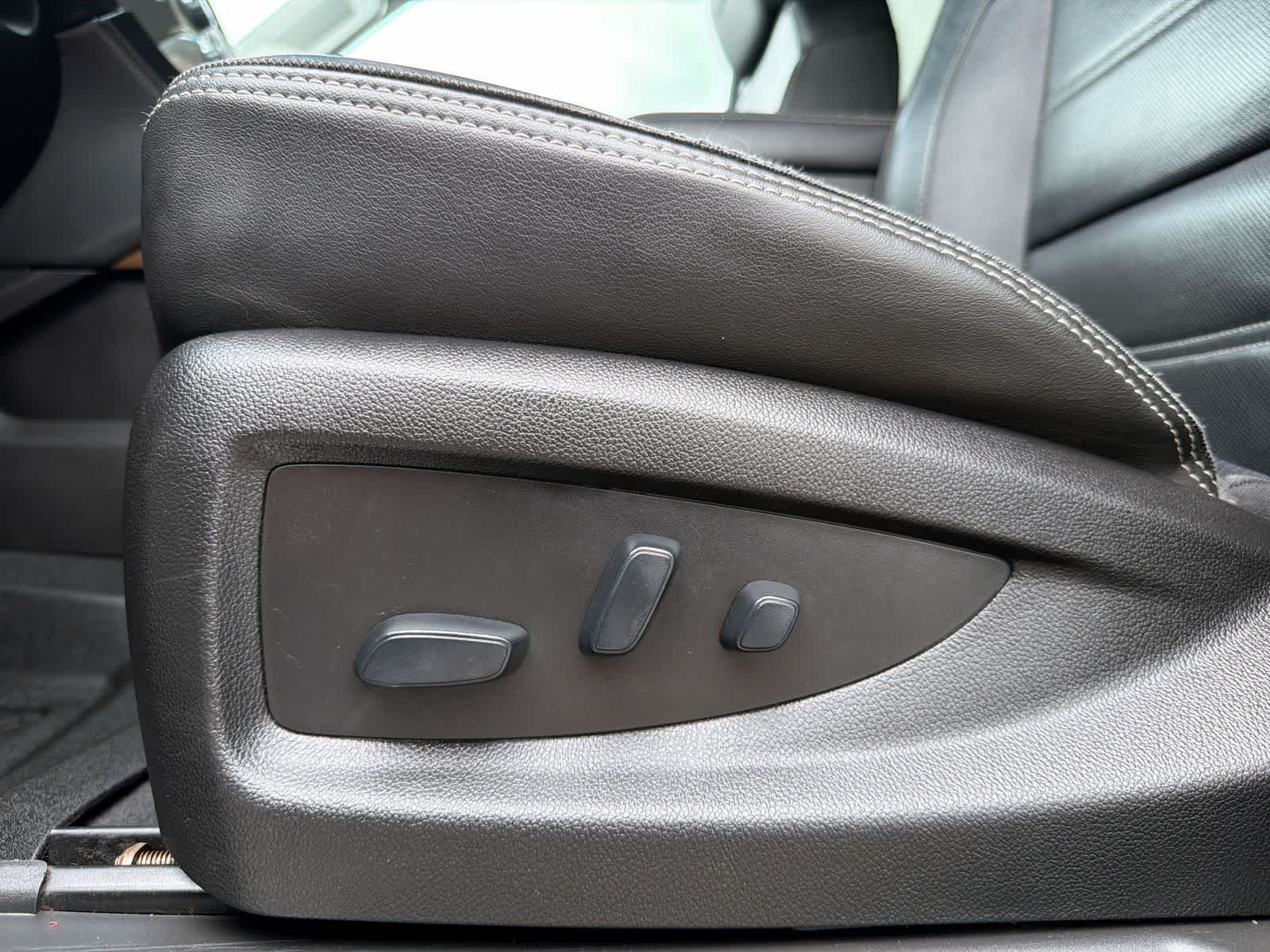 Used 2019 White Frost Tricoat GMC Denali image 18