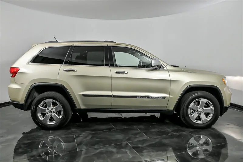 Used 2011 White Gold Clear Coat Jeep Limited image 10