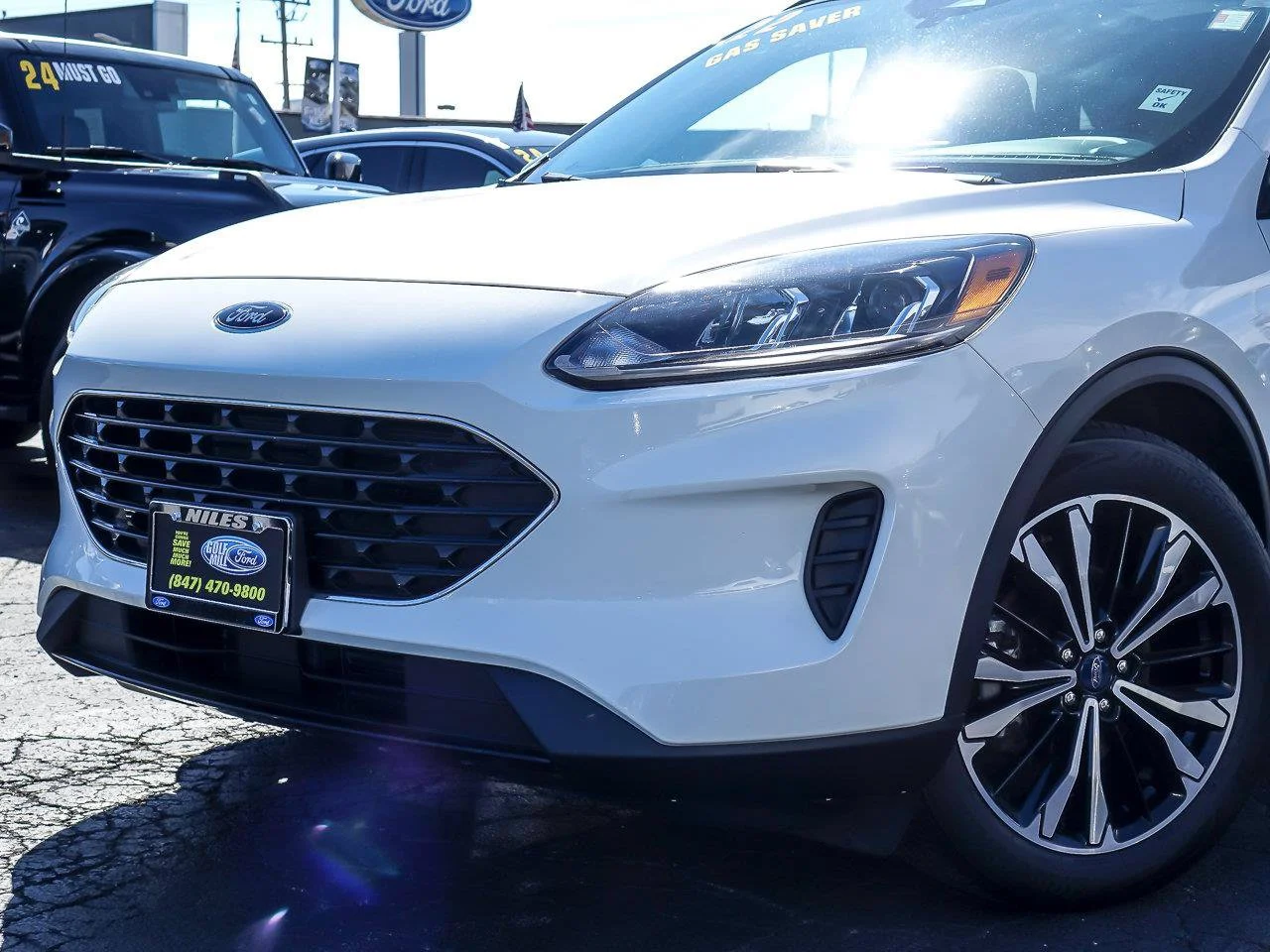 Used 2022 White Metallic Ford SE image 2