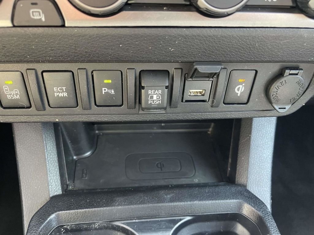 Used 2021  Toyota Limited image 29