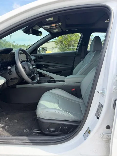 Used 2025 White Hyundai Limited image 3