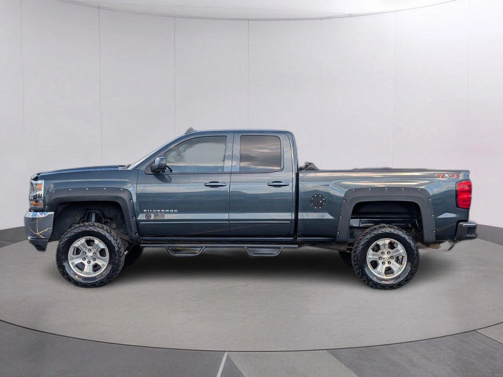 Used 2018 Graphite Metallic Chevrolet LT image 2