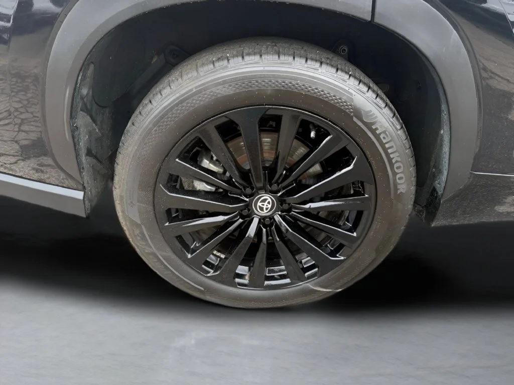 Used 2023  Toyota L image 37
