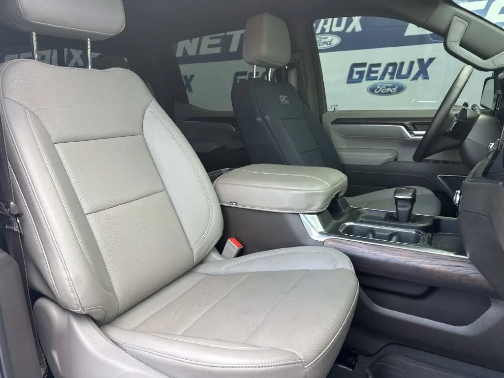 Used 2025 White GMC SLT image 25