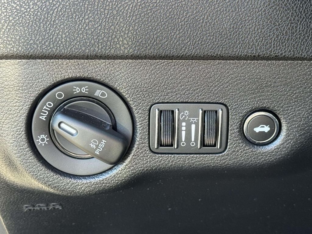 Used 2022  Dodge SXT image 28