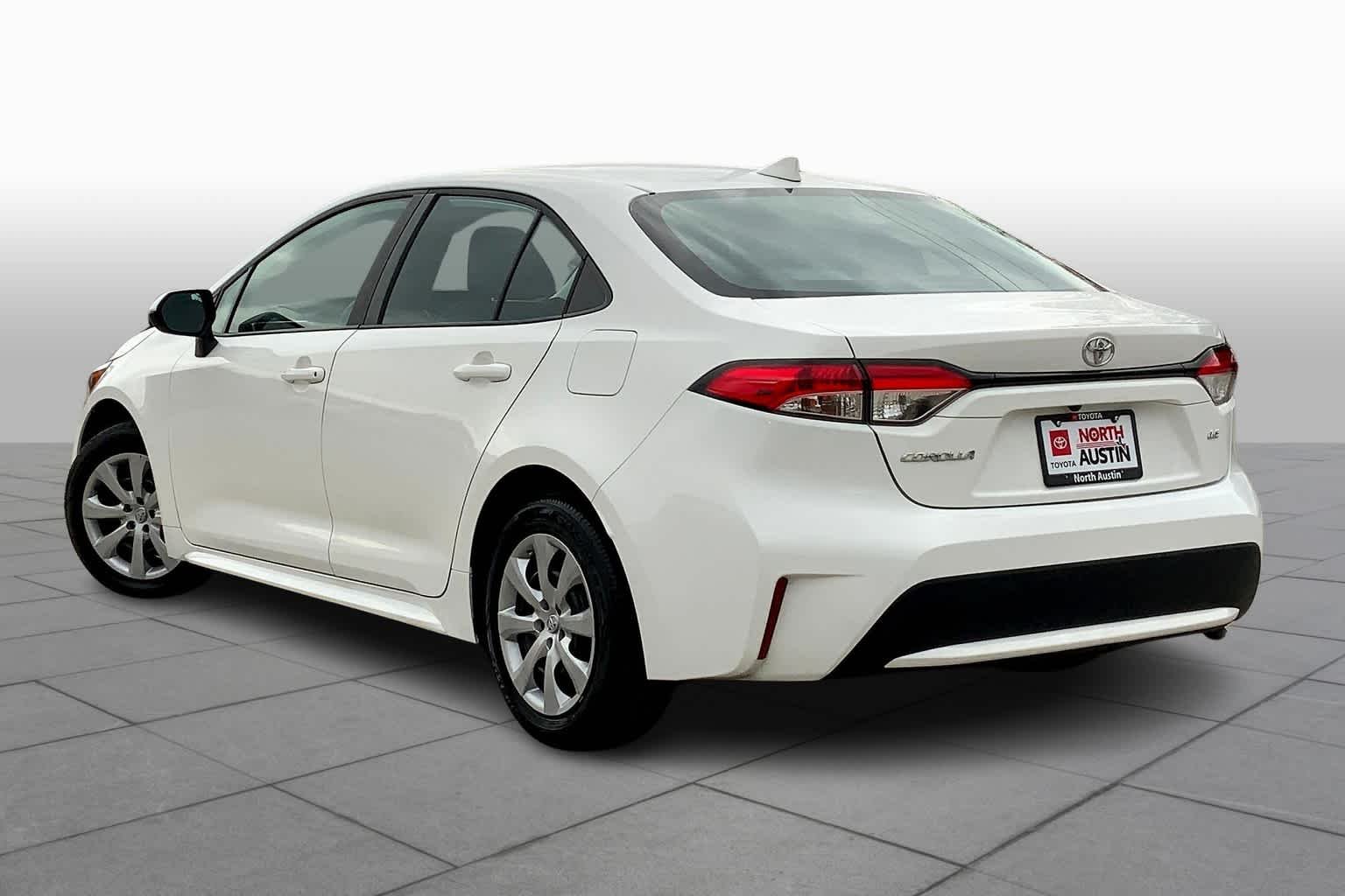 Used 2022 White Toyota LE image 12