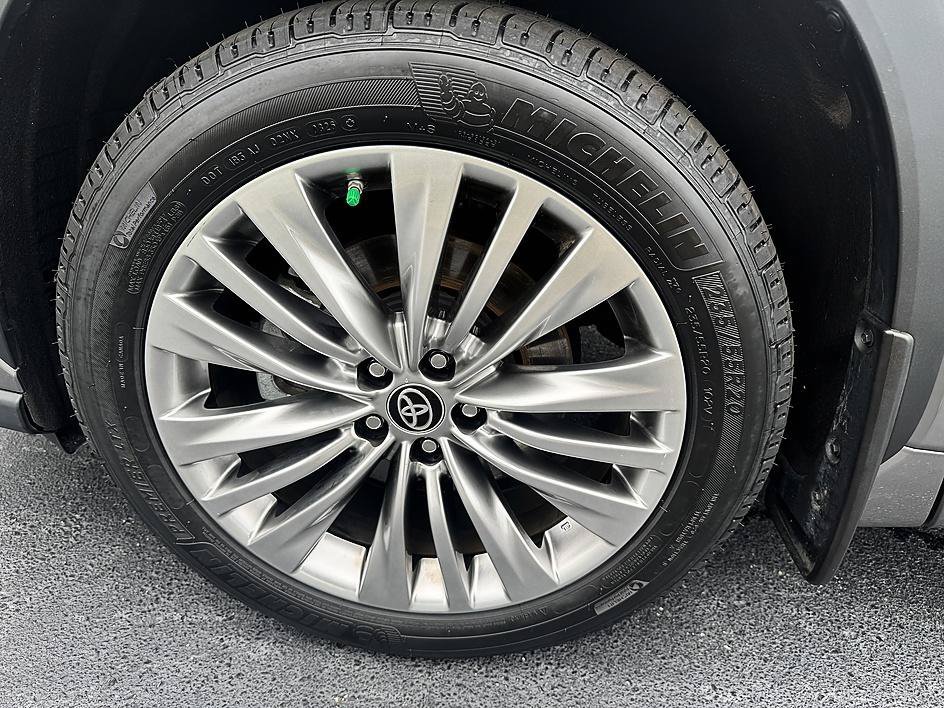 Used 2025 Heavy Metal Toyota Hybrid Platinum image 27