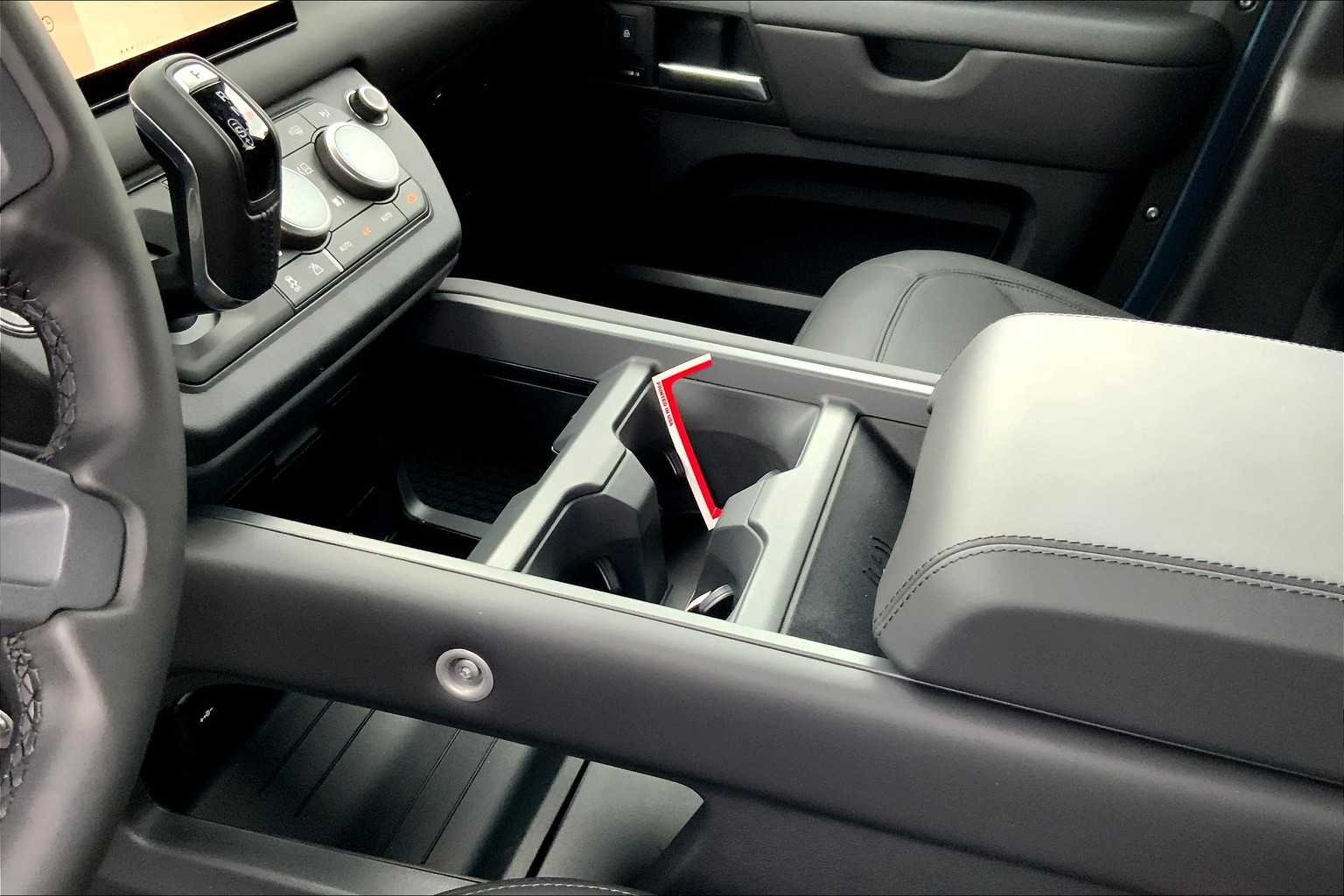 2025 Land Rover Defender S - Photo 8