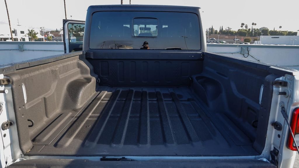 Used 2022 Silver Jeep Rubicon image 31