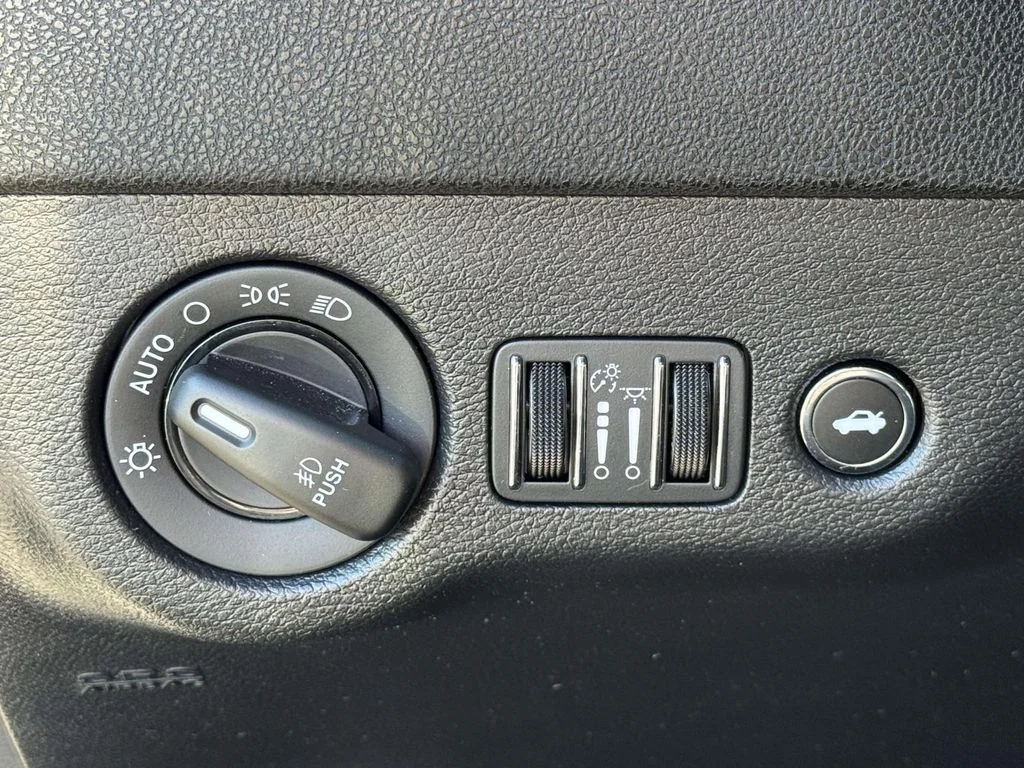 Used 2022  Dodge SXT image 28