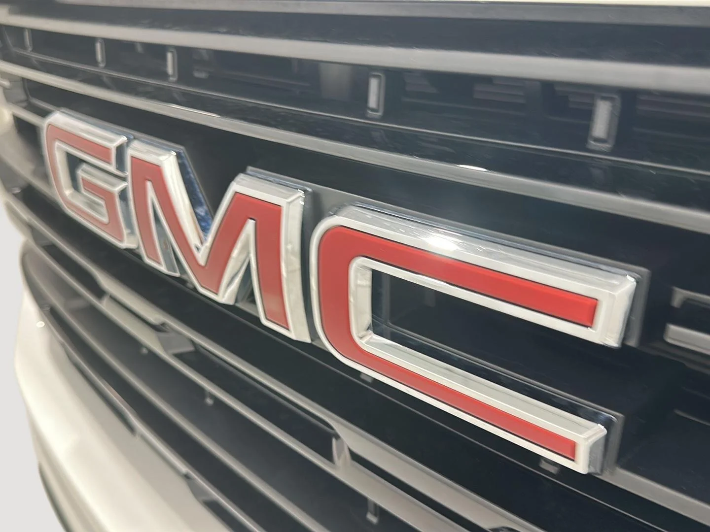 Used 2025 Summit White GMC Elevation image 26