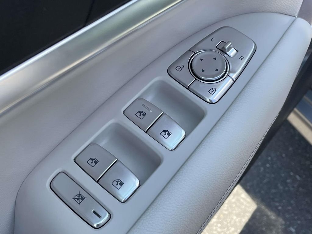 Used 2025 Silver Genesis 2.5T image 15