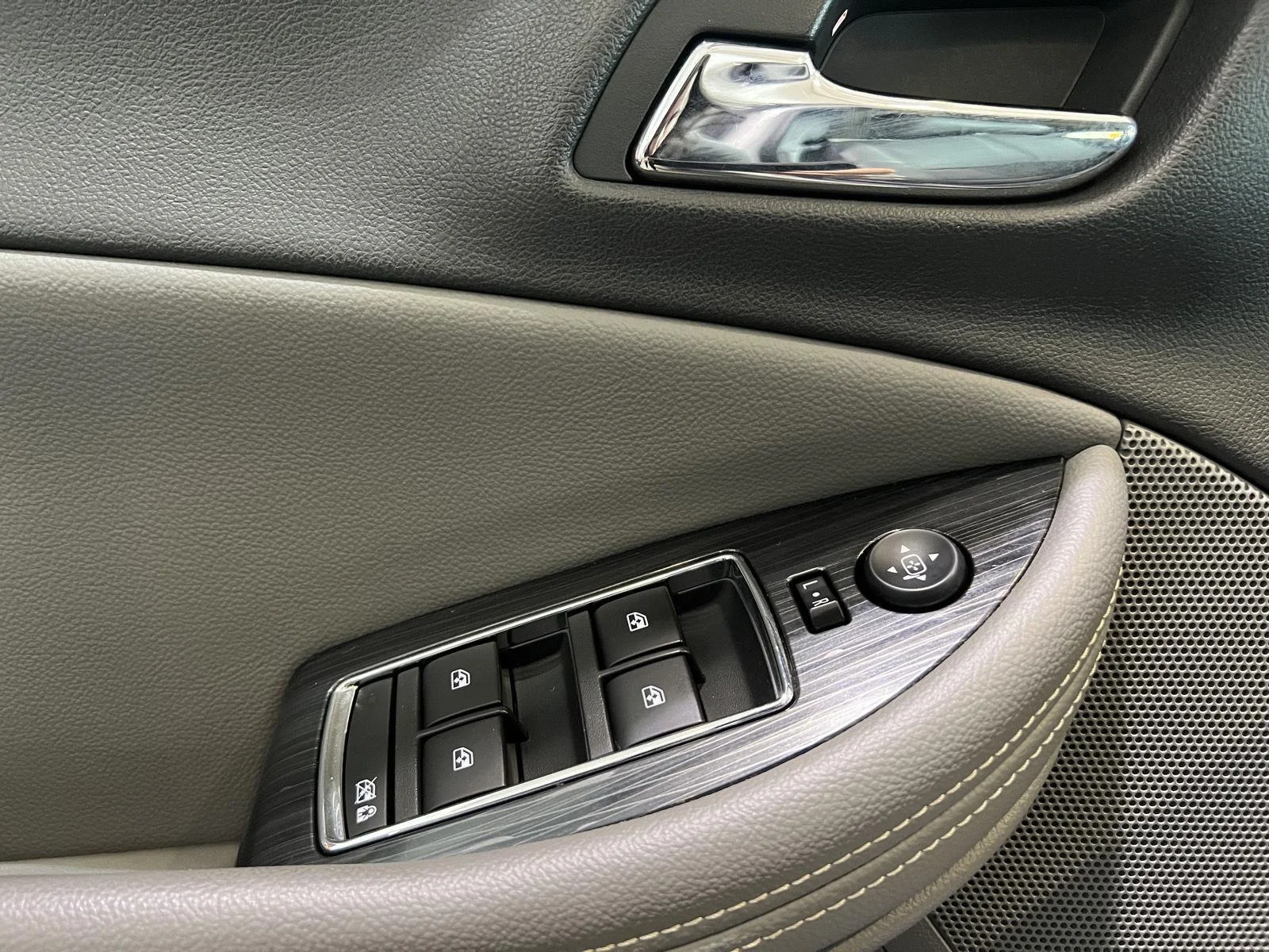 Used 2018 SILVER ICE METALLIC Chevrolet LT image 14