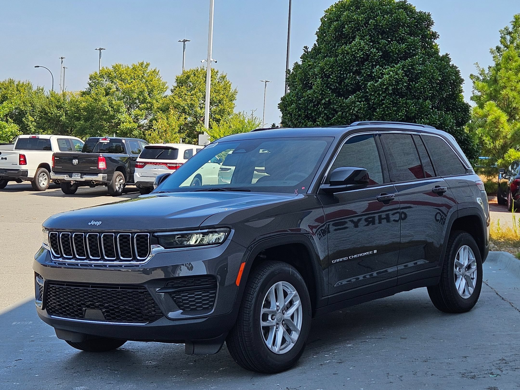 New 2026 Baltic Gray Metallic Clear-Coat Exterior Paint Jeep Laredo X image 3