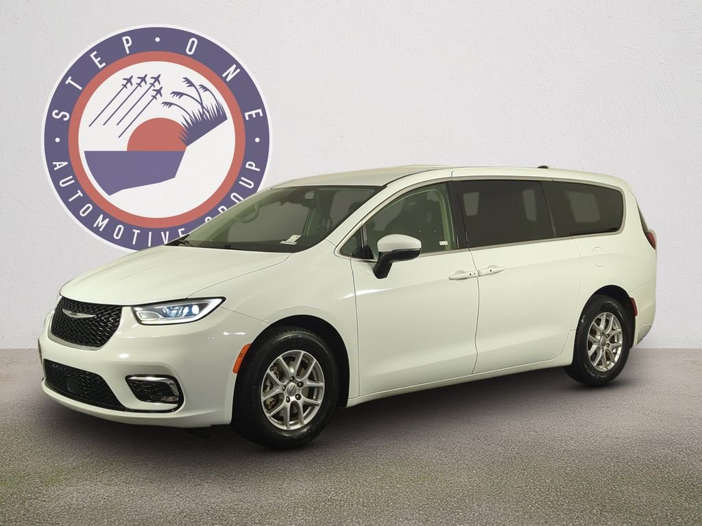 2023 Chrysler Pacifica Touring L's photo