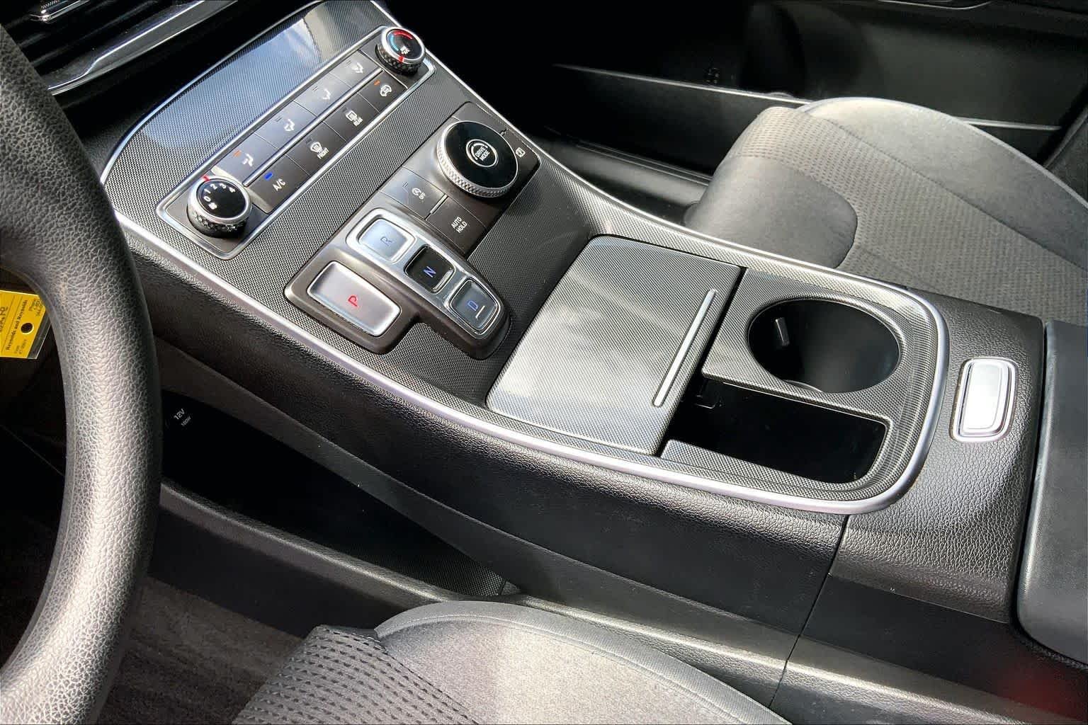 Used 2021 Quartz White Hyundai SE image 16