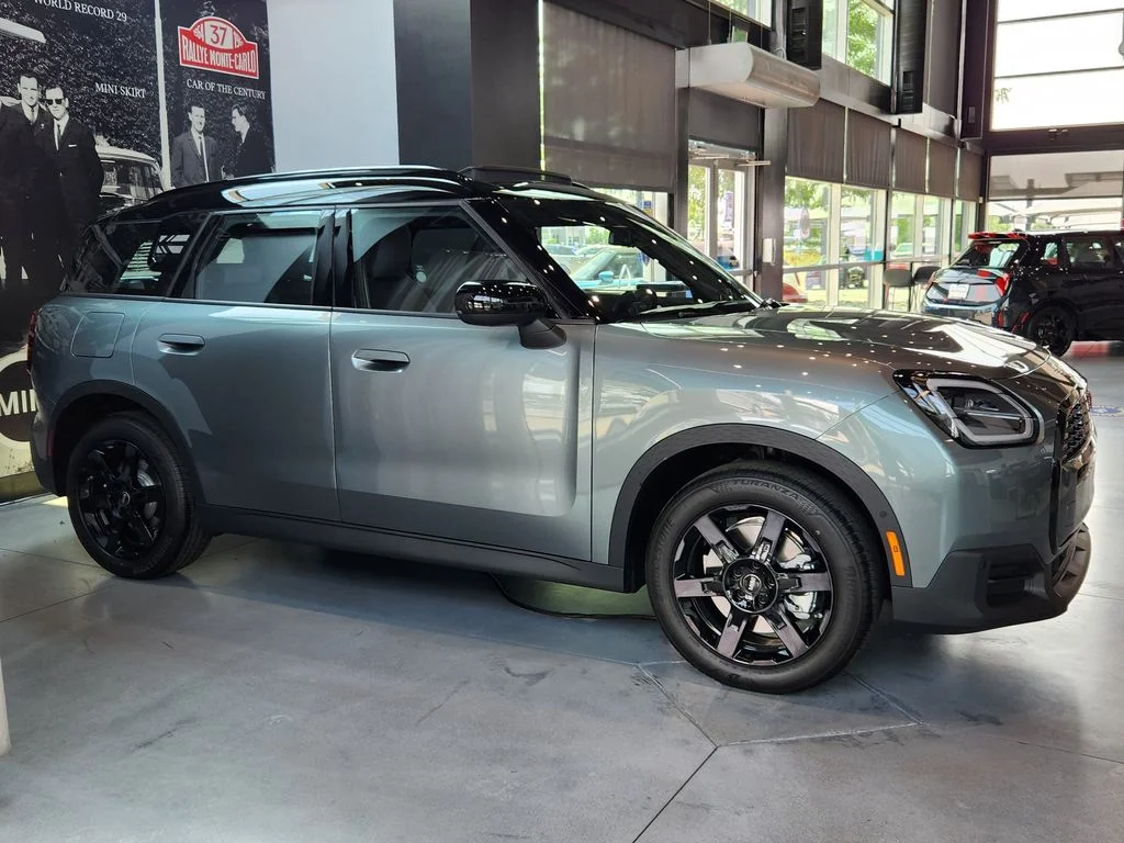 New 2027 Smokey Green Metallic MINI Signature Plus image 4