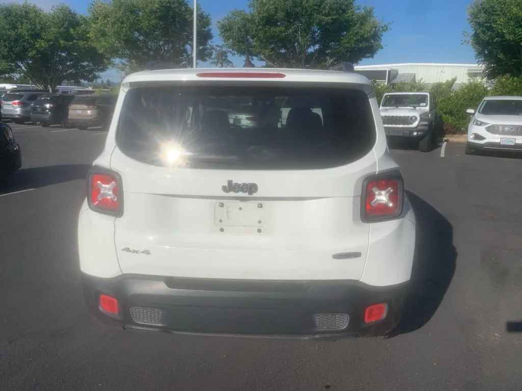 Used 2017 Alpine White Jeep Latitude image 3