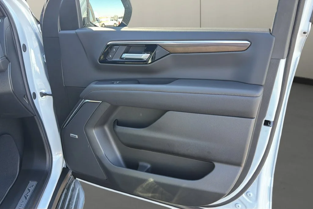 New 2026 Polar White Tricoat Chevrolet High Country image 17