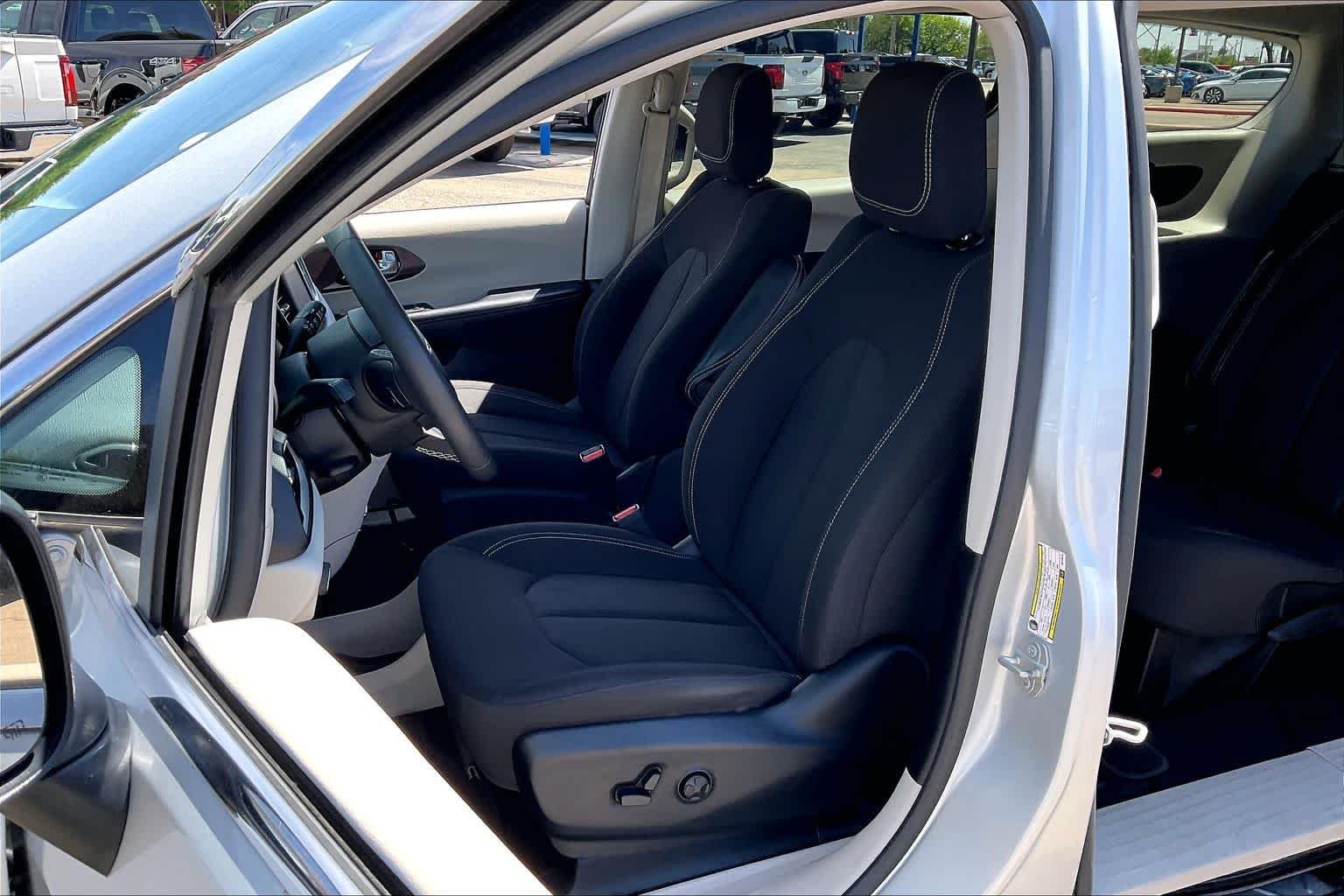 Used 2024 Silver Mist Clearcoat Chrysler LX image 8