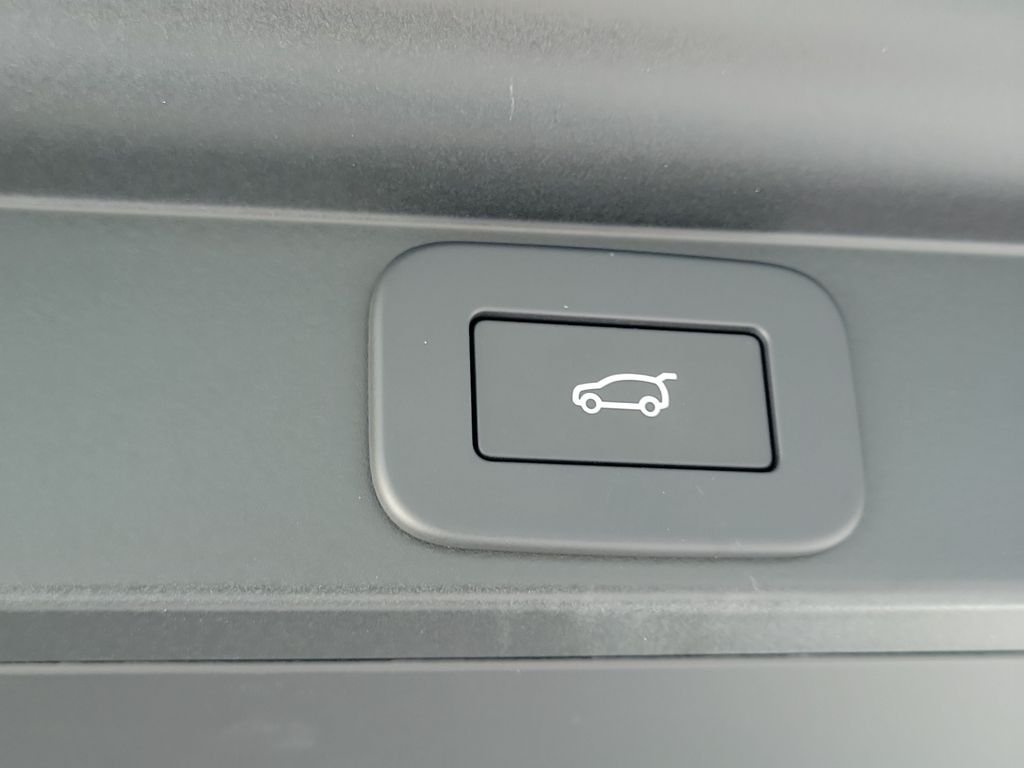 New 2026 Carpathian Grey Land Rover SE image 12