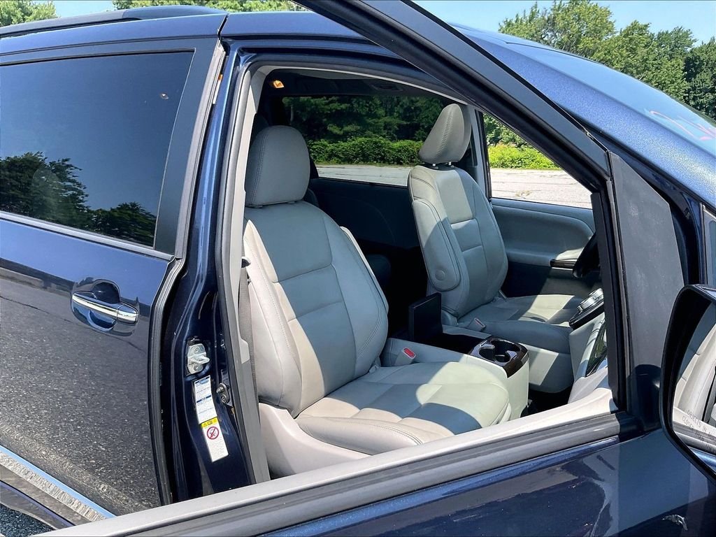 Used 2018 Beige Toyota XLE Premium image 11