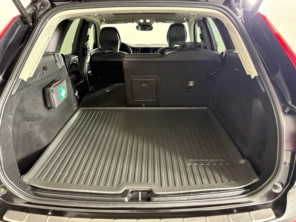 Used 2024 Onyx Black Metallic Volvo Core image 18