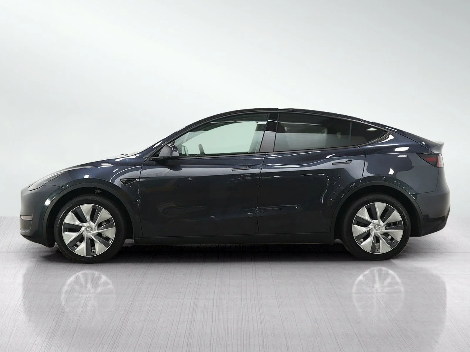 Used 2024 Tesla Model Y Long Range with VIN 7SAYGDEE5RA282273 for sale in Wayzata, MN