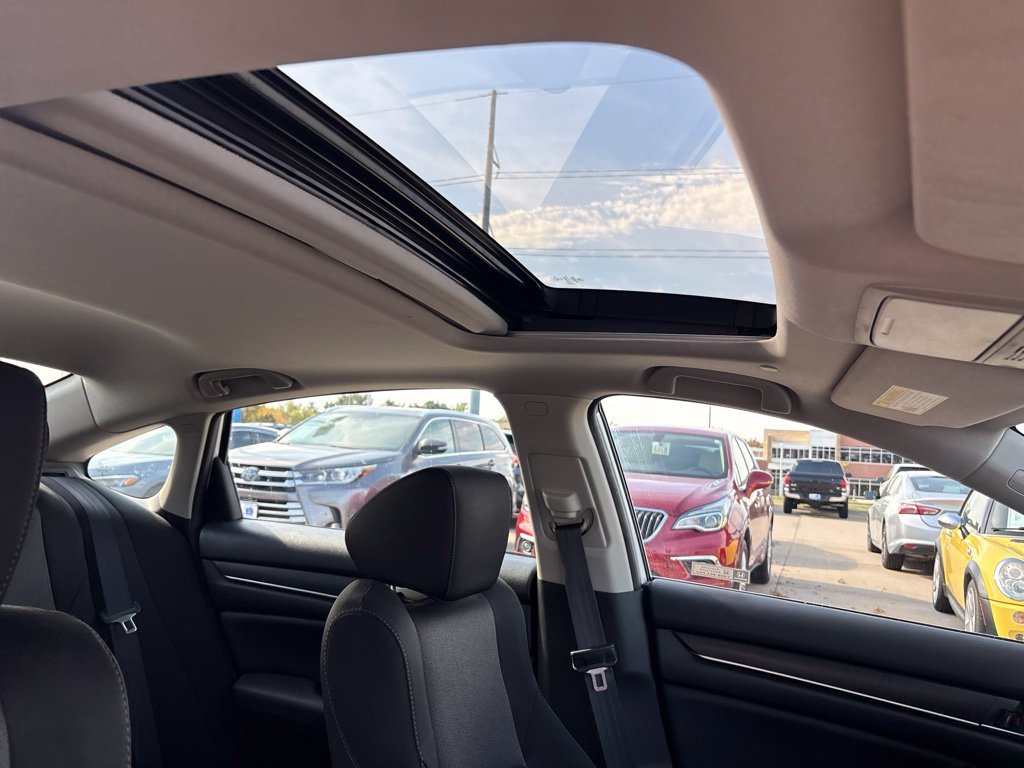 Used 2018 White Honda EX image 28