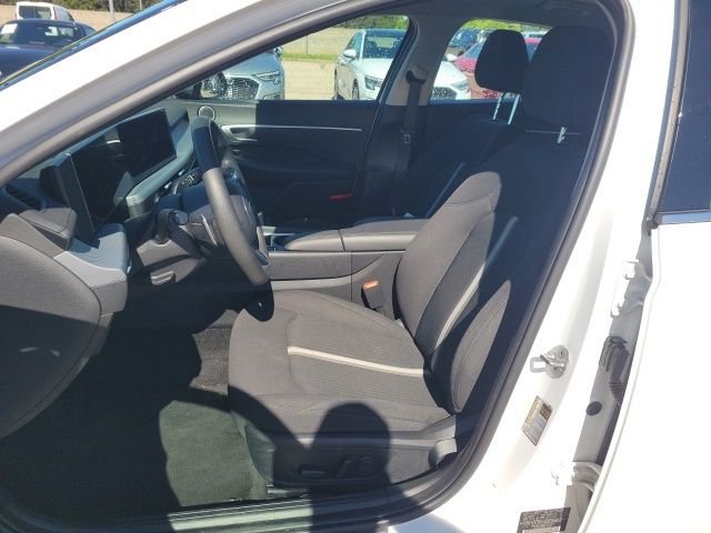 Used 2025 White Hyundai SEL image 16
