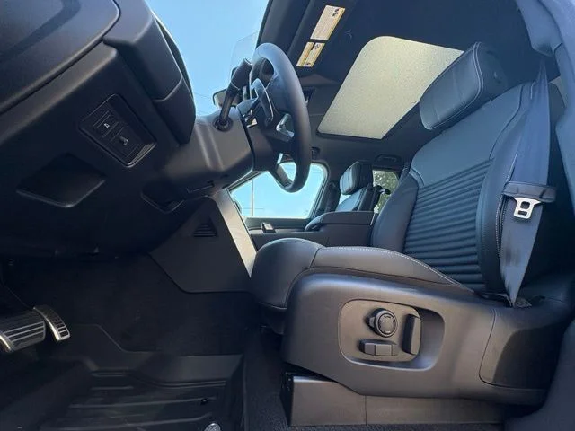 New 2026 Santorini Black Land Rover Dynamic SE image 13