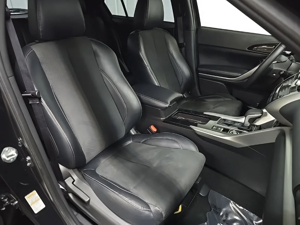 Used 2025 Black Mitsubishi SE image 17