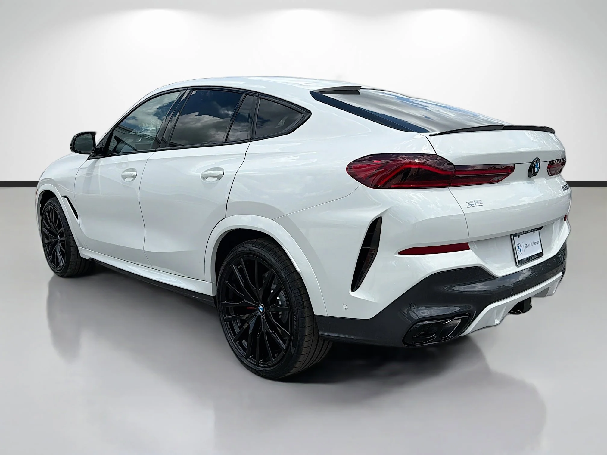 New 2027 Alpine White BMW M60i image 5