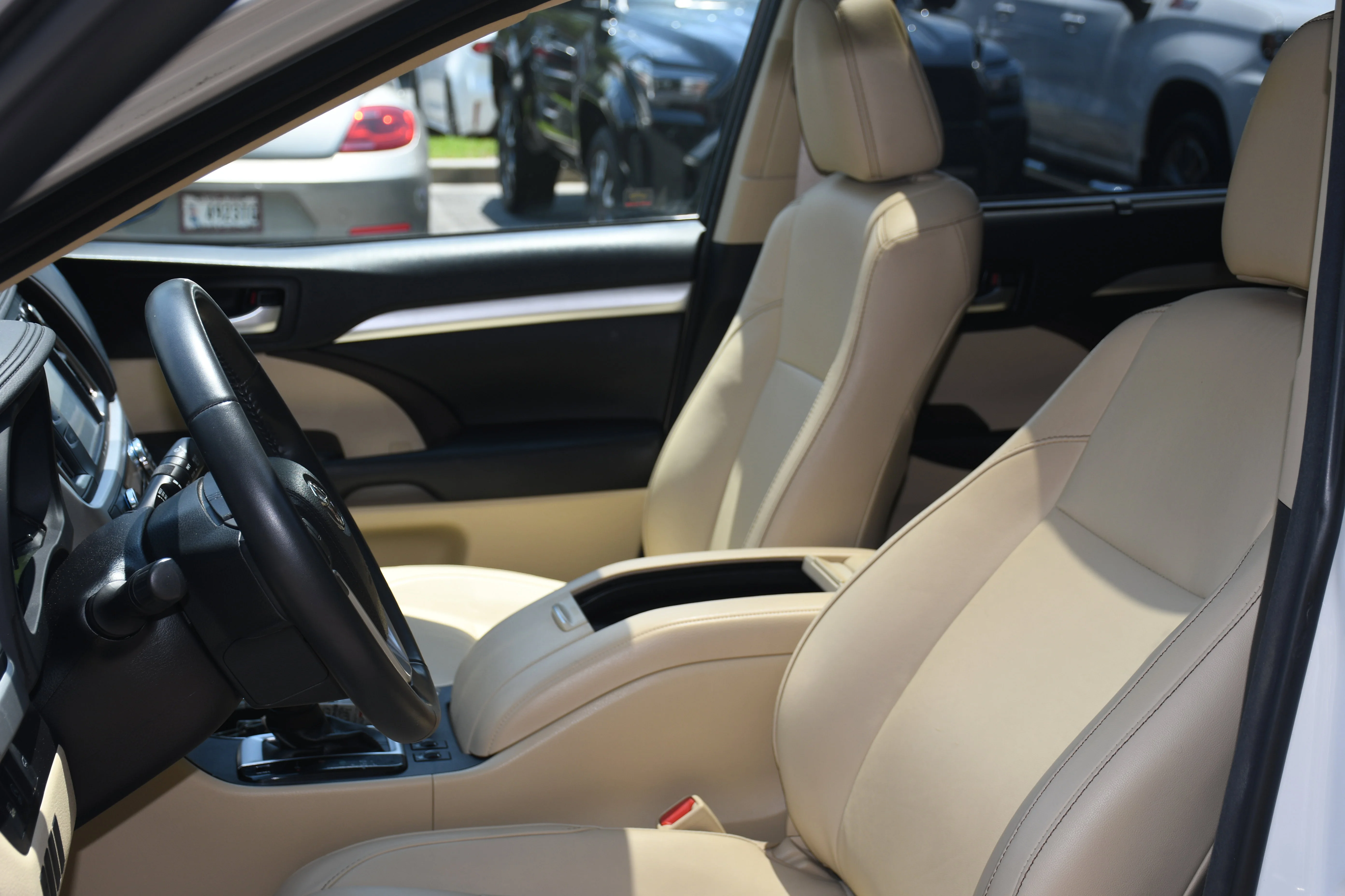 Used 2018 White Toyota XLE image 12