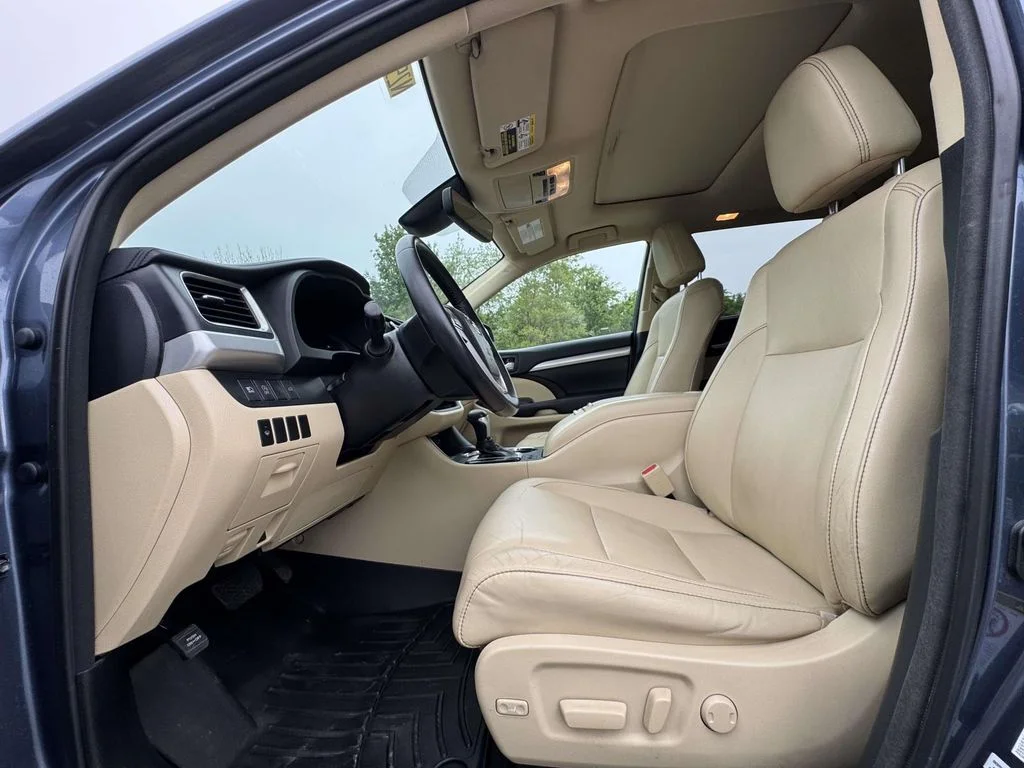 Used 2018 Blue Toyota XLE image 14