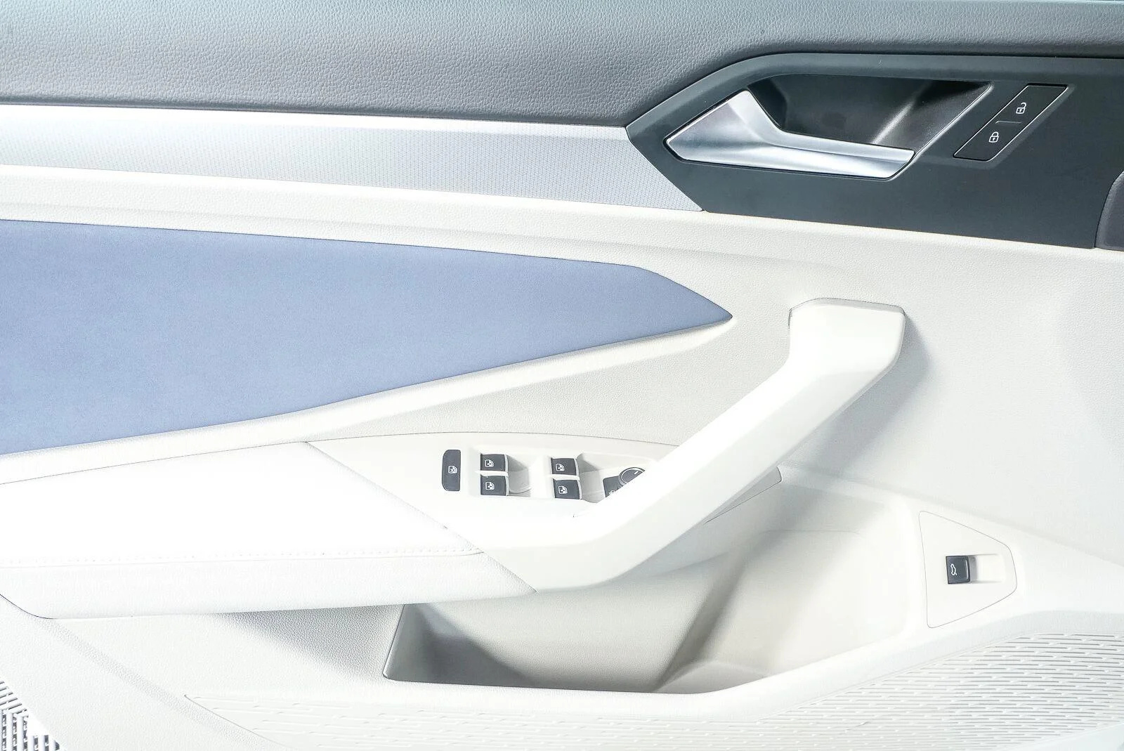 New 2027 Opal White Pearl Volkswagen SE image 10