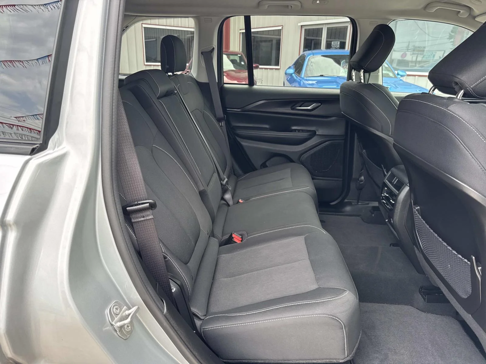 Used 2024 Silver Zynith Jeep Laredo image 9