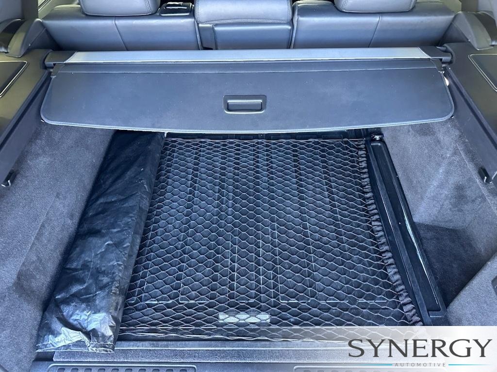 Used 2018 Silicon Silver Premium Metallic Land Rover HSE Dynamic image 8