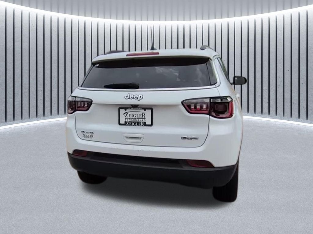 Used 2022 White Jeep Latitude image 8